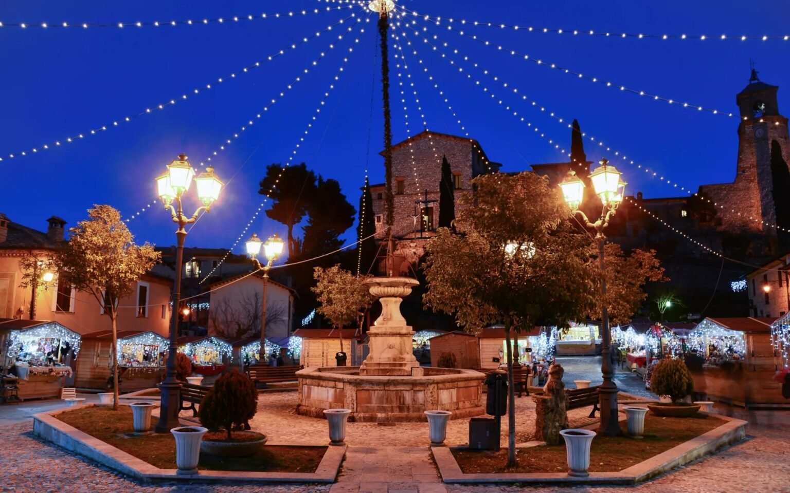 Piazza Roma a Greccio con le luminarie e i mercatini di Natale