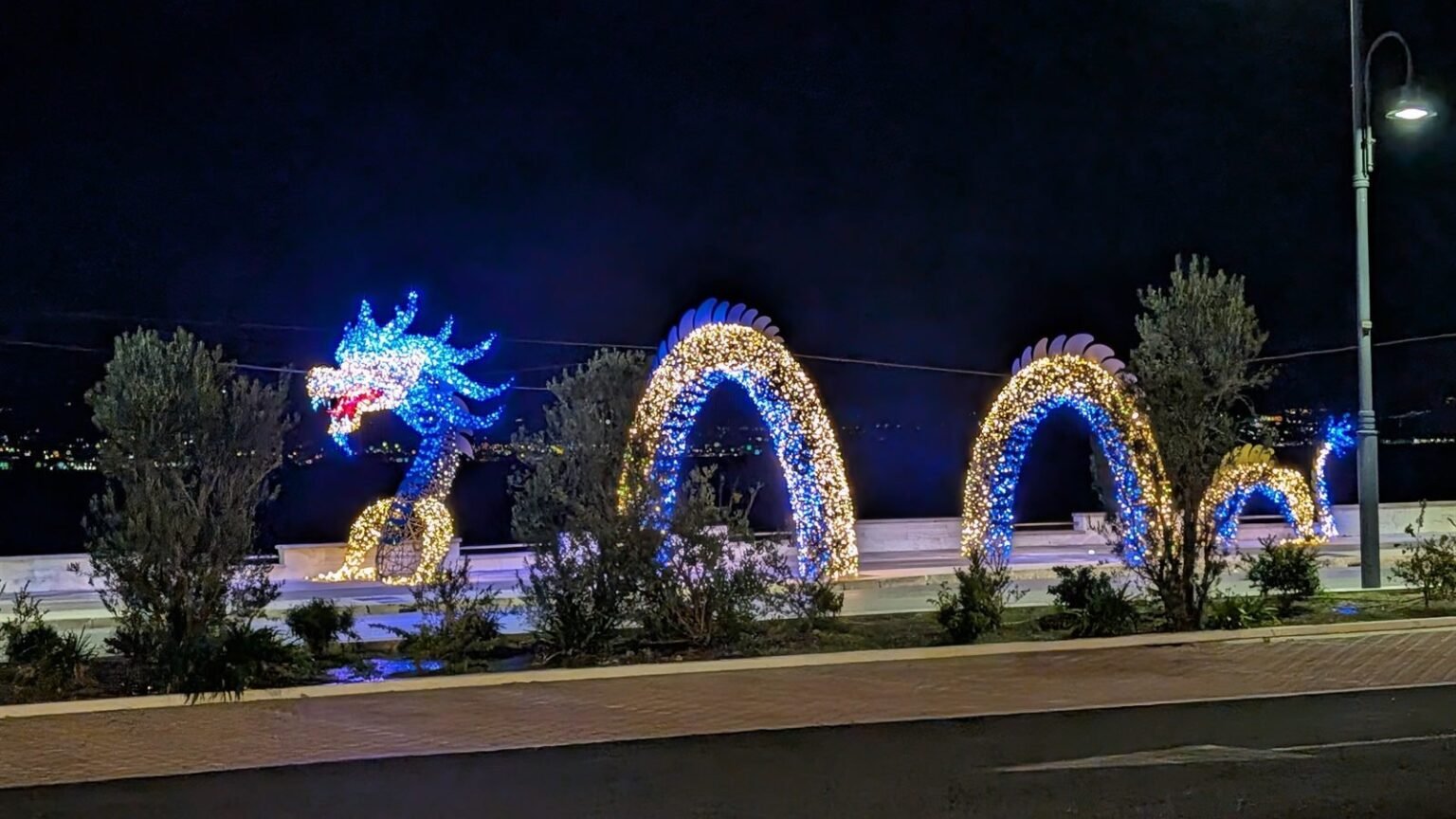 Il drago di luci lungo il mare a Gaeta, Favole di Luce